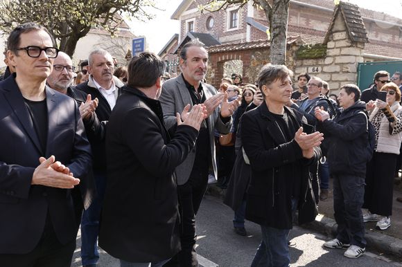 James Huth, réalisateur du film "Brice de Nice" , Eric Collado, Jean Dujardin, Manu Joucla, Eric Massot - Sorties des obsèques de Bruno Salomone en l'église Sainte-Anne de Polangis de Joinville-le-Pont (Val-de-Marne) le 23 mars 2026. © Cyril Moreau - Dominique Jacovides / Bestimage