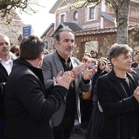 James Huth, réalisateur du film "Brice de Nice" , Eric Collado, Jean Dujardin, Manu Joucla, Eric Massot - Sorties des obsèques de Bruno Salomone en l'église Sainte-Anne de Polangis de Joinville-le-Pont (Val-de-Marne) le 23 mars 2026. © Cyril Moreau - Dominique Jacovides / Bestimage