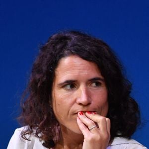 Mazarine Pingeot, fille du défunt président français François Mitterrand, assiste à l'ouverture de l'exposition marquant le 100e anniversaire de la naissance de François Mitterrand, le 26 octobre 2016 au musée du Louvre à Paris, en France.