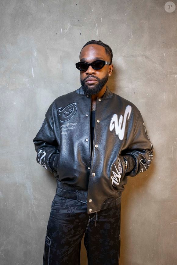 Tayc (Julien Bouadjie Kamgang) au photocall du défilé Off-White, au siège du Parti communiste français (PCF), Mode Collection Prêt-à-Porter Automne/Hiver 2025-2026 lors de la Fashion Week de Paris (PFW), à Paris, France, le 6 mars 2025. © Pierre Perusseau/Bestimage