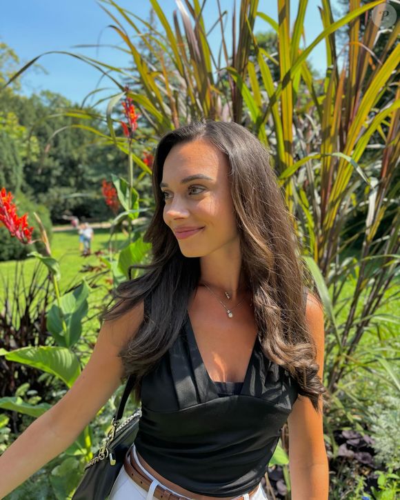 Originaire de Liverdun, elle mesure 1,72 m et travaille comme infirmière en cancérologie.

Camille L'Etang, Instagram