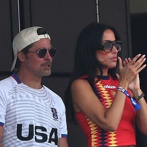 Cette apparition confirme la place grandissante des stars dans les tribunes du Mondial, devenu un véritable rendez-vous glamour. 

Los Angeles, Royaume-Uni – Des célébrités assistent à la victoire de l'Espagne sur la Belgique en quart de finale de la Coupe du Monde de la FIFA. Sur la photo : Brad Pitt, Ines de Ramon. Backgrid UK / Bestimage