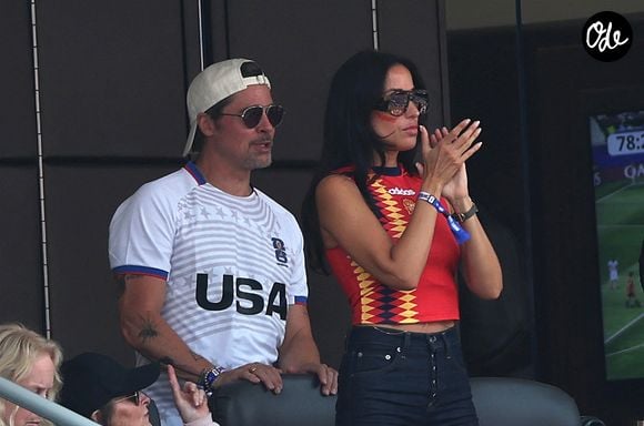 Cette apparition confirme la place grandissante des stars dans les tribunes du Mondial, devenu un véritable rendez-vous glamour. 

Los Angeles, Royaume-Uni – Des célébrités assistent à la victoire de l'Espagne sur la Belgique en quart de finale de la Coupe du Monde de la FIFA. Sur la photo : Brad Pitt, Ines de Ramon. Backgrid UK / Bestimage