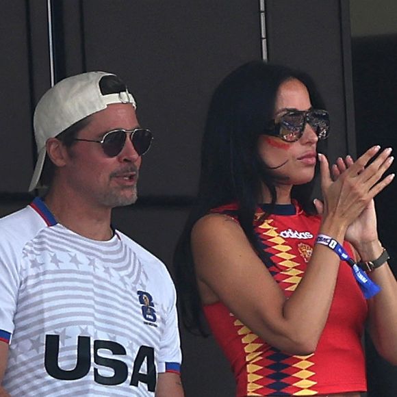 Cette apparition confirme la place grandissante des stars dans les tribunes du Mondial, devenu un véritable rendez-vous glamour. 

Los Angeles, Royaume-Uni – Des célébrités assistent à la victoire de l'Espagne sur la Belgique en quart de finale de la Coupe du Monde de la FIFA. Sur la photo : Brad Pitt, Ines de Ramon. Backgrid UK / Bestimage