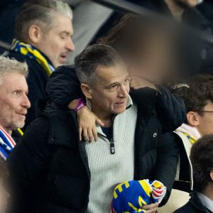 Sa venue au Parc des Princes illustre cet équilibre entre vie professionnelle, passion sportive et engagement paternel, esquissant le portrait d’un père attentif et impliqué.

Guillaume Canet et ses enfants Marcel et Louise dans les tribunes du match de qualification de la Coupe du monde 2026 entre la France contre l'Ukraine (4-0) au Parc des Princes à Paris le 13 novembre 2025. © Cyril moreau/Bestimage
