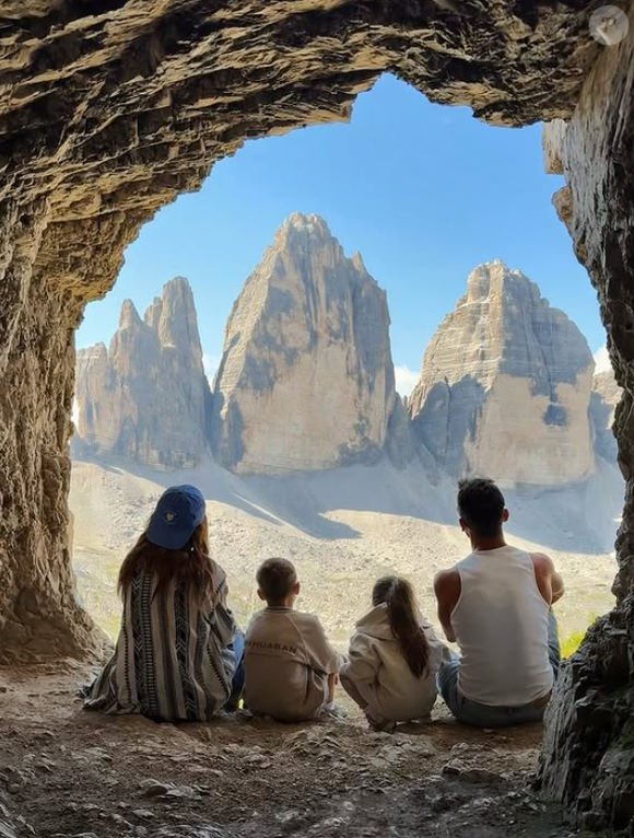"Je ne vous cache pas que ces derniers mois ont été difficiles. Accepter que son rêve de famille s’arrête, c’est un chemin. J’aurais aimé une histoire qui dure toujours. Mais j’apprends à accepter, à me recentrer, à avancer pas à pas, avec tout l’amour que j’ai pour mes enfants."

Julia Flabat et Eddy Papeo annoncent se séparer après 10 ans d'amour