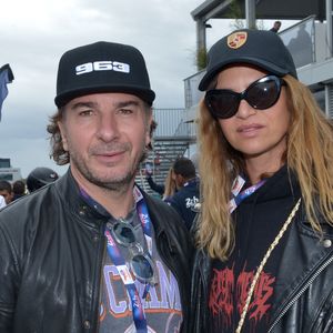 Ensemble, ils ont eu Sean et se sont finalement séparés en 2008. Depuis, le mannequin file le parfait amour avec Michaël Youn. 

Michaël Youn et sa compagne Isabelle Funaro lors des "24H du Mans 2024", le 15 juin 2024. © Rachid Bellak/Bestimage