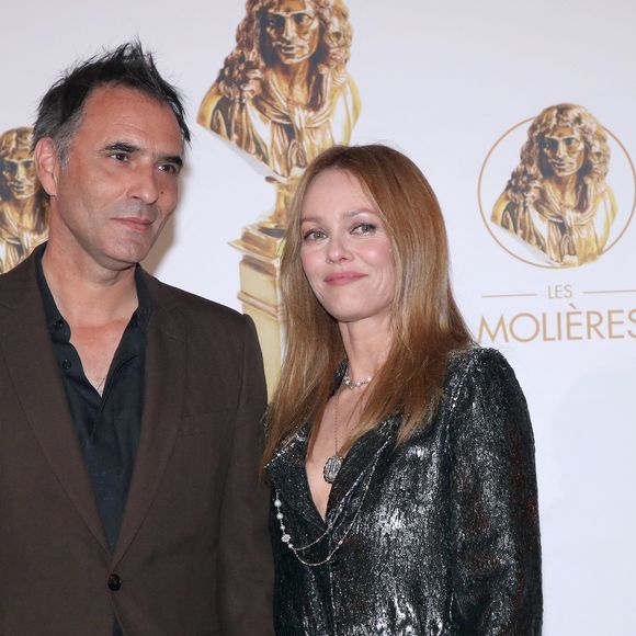Vanessa Paradis et son mari Samuel Benchetrit (auteur et metteur en scène de la pièce "Maman" à la 33ème "Nuit des Molières"  aux Folies Bergère à Paris le 30 Mai 2022. © Bertrand Rindoff / Bestimage
