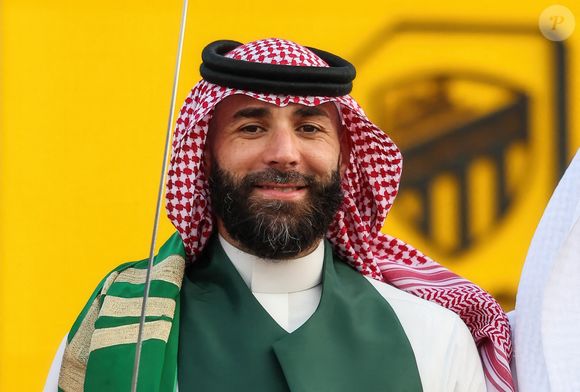 Le footballeur français Karim Benzema danse la " danse de l'épée " également connue sous le nom de " Ardha ", dans des vêtements traditionnels saoudiens : une ghutra ou keffieh sur la tête, une dishdasha ou thobe blanche, alors qu'il célèbre avec son club " Al-Ittihad ", la fête nationale saoudienne (23 septembre), à Jeddah, Royaume d'Arabie Saoudite, le 22 septembre 2024. Photo by Balkis Press/ABACAPRESS.COM