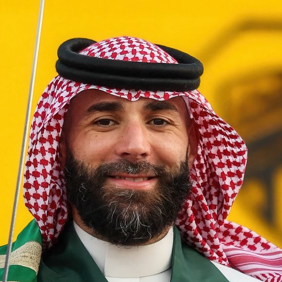 Le footballeur français Karim Benzema danse la " danse de l'épée " également connue sous le nom de " Ardha ", dans des vêtements traditionnels saoudiens : une ghutra ou keffieh sur la tête, une dishdasha ou thobe blanche, alors qu'il célèbre avec son club " Al-Ittihad ", la fête nationale saoudienne (23 septembre), à Jeddah, Royaume d'Arabie Saoudite, le 22 septembre 2024. Photo by Balkis Press/ABACAPRESS.COM