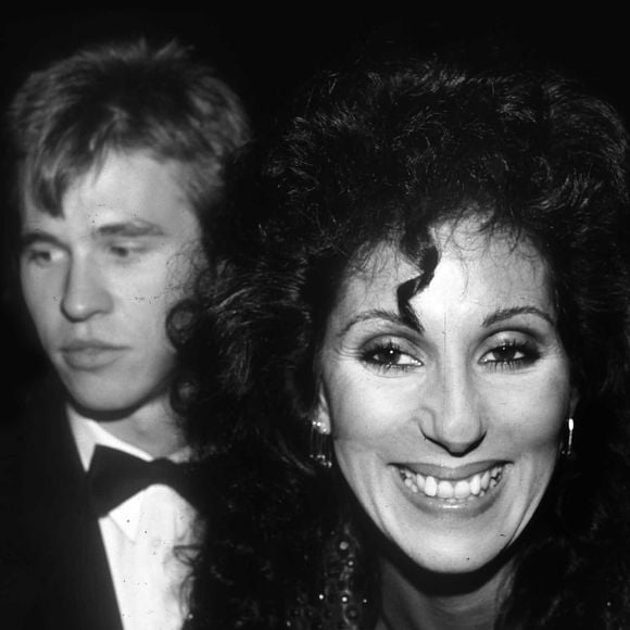 La chanteuse américaine était de 13 ans l’aînée du célèbre acteur

Archives - Cher et Val Kilmer à New York. Backgrid USA / Bestimage
