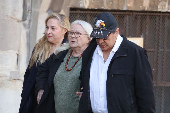 Josiane Balasko avec son mari George Aguilar et sa fille Marilou Berry - Obsèques de Nathalie Baye en l'église Saint-Sulpice à Paris le 23 avril 2026. © Dominique Jacovides - Coadic Guirec / Bestimage