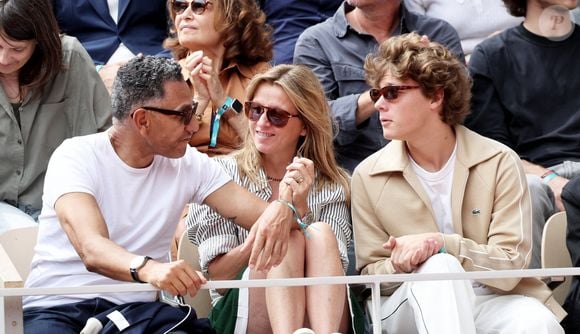 Sarah Poniatowski (Lavoine) avec son compagnon Roschdy Zem et son fils Roman dans les tribunes lors des Internationaux de France de Tennis de Roland Garros 2025. Paris, le 1er Juin 2025. © Dominique Jacovides/Bestimage