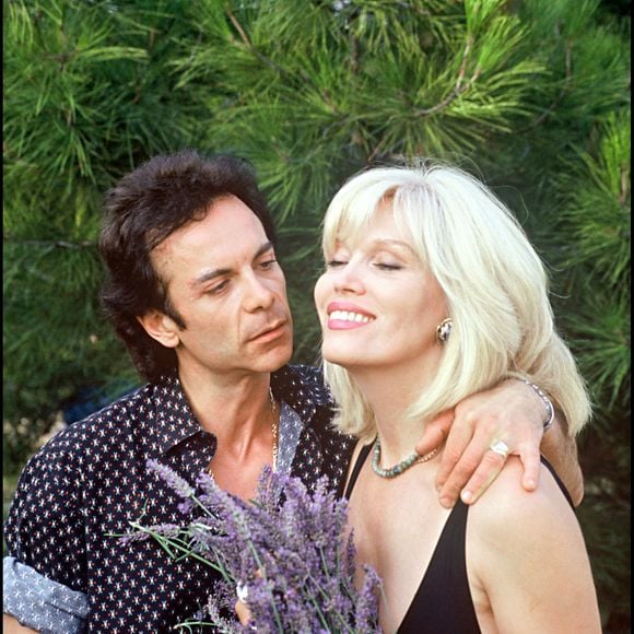 Archives — Amanda Lear dans sa villa de Saint-Rémy-de-Provence avec son mari Alain-Philippe Malagnac.