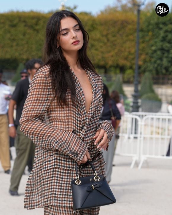 Si l'aînée Deva est déjà une figure incontournable des défilés, la cadette prend la relève.

Deva Cassel au défilé Christian Dior Femme Printemps/Été 2027 durant la Fashion Week de Paris, le 29 Septembre 2026. 

© Lucia Sabatelli / Bestimage
