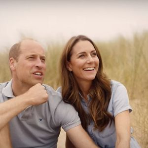 La vidéo par le biais de laquelle Kate a annoncé sa rémission sème le trouble 
Kate Middleton en a fini avec la chimiothérapie et annonce dans une vidéo publiées sur les réseaux sociaux le 9 septembre 2024 qu’elle reprend ses activités.
Traitée pour un cancer dont elle n’a pas dévoilé la nature, la princesse de Galles a publié une vidéo où on la voit notamment entourée du prince William et de leurs enfants, le prince George, la princesse Charlotte et le prince Louis.
© Prince and Princess of Wales Instagram via Bestimage