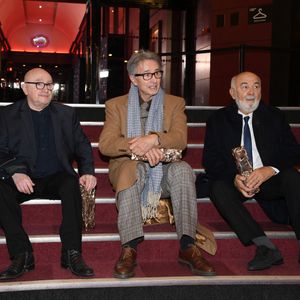 La splendide troupe : Marie-Anne Chazel, Michel Blanc, Christian Clavier, Thierry Lhermitte, Bruno Moynot, Gérard Jugnot et Josiane Balasko posent avec le César d'honneur lors de la 46e édition de la cérémonie des César du cinéma à l'Olympia à Paris, le 12 mars 2021.
Photo : Pascal Le Segretain / Pool / Abaca