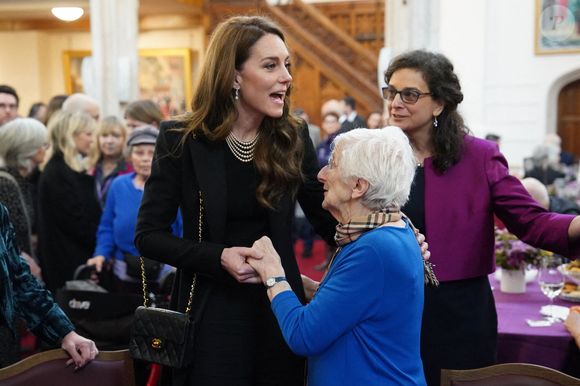 La princesse de Galles rencontre Yvonne Bernstein lors d'une cérémonie au Guildhall de Londres, pour commémorer la Journée de la mémoire de l'Holocauste et le 80e anniversaire de la libération d'Auschwitz-Birkenau. Lundi 27 janvier 2025. Londres, Royaume-Uni. Photo by Arthur Edwards/The Sun/PA Wire/ABACAPRESS.COM