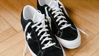 Mettre du bicarbonate dans ses chaussures : pourquoi cette astuce est si populaire ?