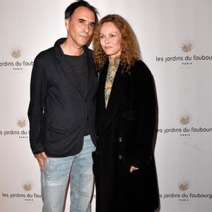 Pour son précédent disque, "Les Sources", elle avait collaboré avec son mari Samuel Benchetrit

Vanessa Paradis et son mari Samuel Benchetrit lors de l'anniversaire (trois ans) de l'hôtel Les Jardins du Faubourg à Paris le 9 juin 2022

© Veeren / Bestimage