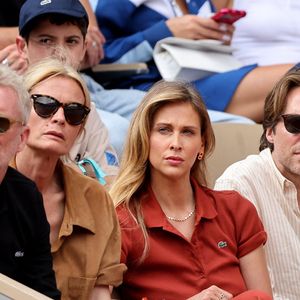 Denis Brogniart, sa femme Hortense Brogniart, Ophélie Meunier et son mari Mathieu Vergne - Dernier match de sa carrière pour R.Gasquet, battu par J.Sinner (6-3, 6-0, 6-4) lors des Internationaux de France de Tennis de Roland Garros 2025, le 29 mai 2025. 
© Jacovides / Moreau / Bestimage