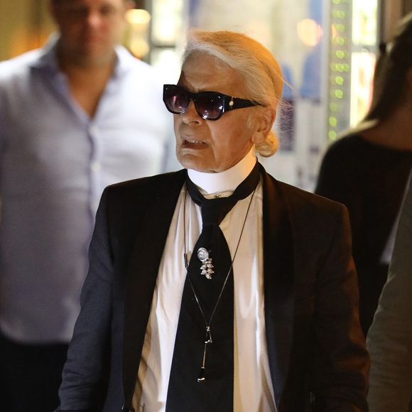 Karl Lagerfeld et Sébastien Jondeau à la sortie du Sénéquier à Saint-Tropez, le 15 août 2017. AGENCE / BESTIMAGE