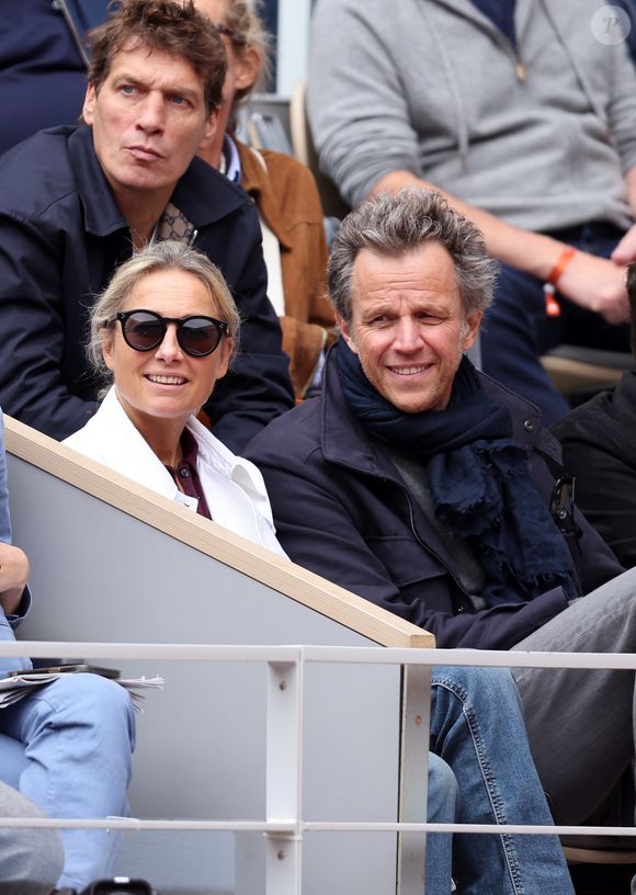 De quoi ravir ce dernier qui s'est exprimé dans les pages du "Figaro".

Anne-Sophie Lapix et son mari Arthur Sadoun  dans les tribunes des Internationaux de France de tennis de Roland Garros 2024 à Paris, France, le 2 juin 2024. © Jacovides-Moreau/Bestimage