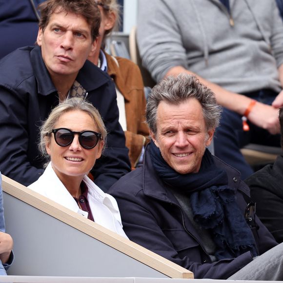 De quoi ravir ce dernier qui s'est exprimé dans les pages du "Figaro".

Anne-Sophie Lapix et son mari Arthur Sadoun  dans les tribunes des Internationaux de France de tennis de Roland Garros 2024 à Paris, France, le 2 juin 2024. © Jacovides-Moreau/Bestimage