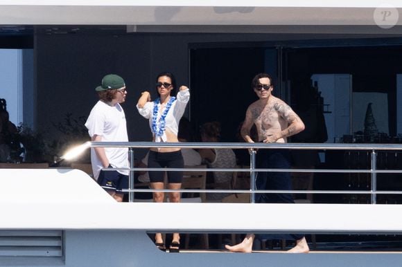 Brooklyn Beckham et sa femme Nicola Peltz sur leur bateau au large de Saint-Tropez, Côte d'Azur, France, le 18 juillet 2025. Brooklyn a enfourché son scooter des mers pour offrir sa sauce piquante " Cloud23" à un paparazzi en bateau.

© Bestimage