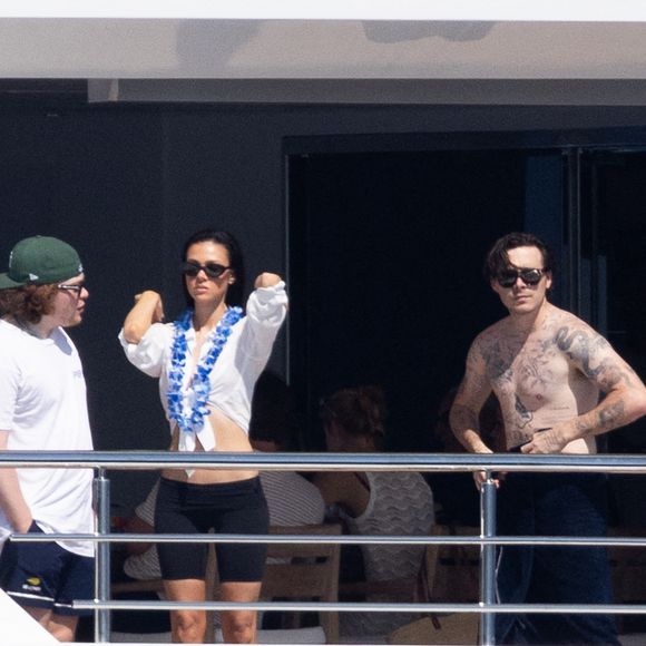 Brooklyn Beckham et sa femme Nicola Peltz sur leur bateau au large de Saint-Tropez, Côte d'Azur, France, le 18 juillet 2025. Brooklyn a enfourché son scooter des mers pour offrir sa sauce piquante " Cloud23" à un paparazzi en bateau.

© Bestimage