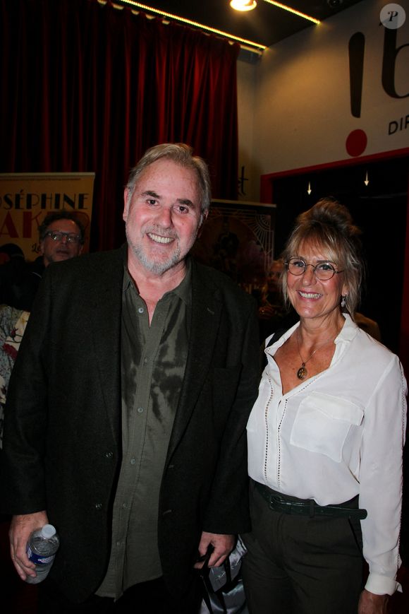 Toujours passionné, il n'écarte d'ailleurs pas l'idée de reprendre un jour les rênes d'une émission de télévision.

Philippe Risoli et sa femme Anne - Générale de la comédie musicale "Victor Lustig, l'homme qui vendit la Tour Eiffel" au théâtre Bobino à Paris le 22 octobre 2025.

© Philippe Baldini / Bestimage