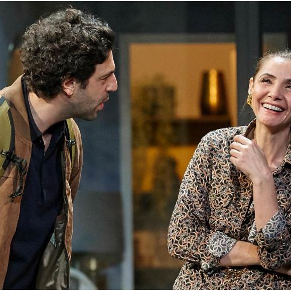 Nicolas, amoureux de Julie, souhaite l'épouser. Emue par son amour, elle décide de quitter son amant Philippe, un homme marié, de vingt ans son aîné.
Clotilde Courau et Max Boublil dans "Une Situation Délicate" au Théâtre des Nouveautés.