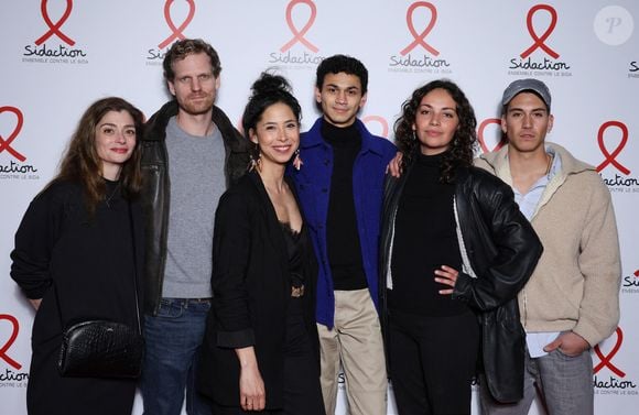 Gaela le Devehat, Constantin Balsan, Randiane Naly, Lucas Ivoula, Marie Fevre et Mateo Paitel de la série 'Un si grand soleil' - Photocall de la soirée de lancement du "Sidaction" au théâtre Edouard VII à Paris le 4 mars 2024. © Denis Guignebourg/Bestimage