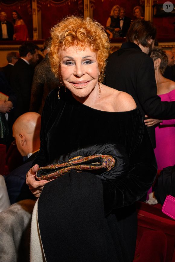 La chanteuse serait décédée "à son domicile de Milan, dans le nord du pays, vraisemblablement victime d’un malaise cardiaque", comme le rapportent nos confrères du Parisien.

Ornella Vanoni - Première de l'opéra de G.Verdi "Don Carlo" à La Scala de Milan, le 7 décembre 2023.