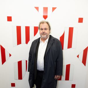 Exclusif - Pierre Hermé - Performance artistique de la chanteuse Yseult durant l'exposition de Miles Greenberg et Daniel Buren organisée par Reiffers Initiative à Paris le 23 Octobre 2025. © Jerémy Melloul / Bestimage