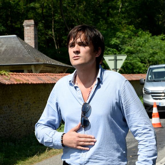 Anthony Delon et son demi-frère Alain-Fabien découvrent les hommages devant les grilles de la propriété de Douchy, quelques heures avant les obsèques de leur père, A.Delon, le 24 août 2024. Décédé le 18 août 2024, l'acteur a rendu son dernier souffle, entouré des siens dans sa propriété de Douchy, où il sera inhumé, le 24 août 2024 vers 17 heures dans une chapelle, construite il y a une vingtaine d'années. Agence / Bestimage