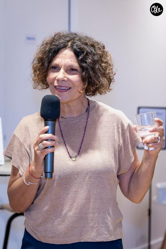 Cinéaste de métier, elle explique avoir eu besoin d’écrire après la mort de son père, avec qui elle entretenait une relation proche mais marquée par des conflits non résolus.

Exclusif - Véronique Bogdanoff - Soirée Igor et Grichka Bogdanoff pour la sortie du livre "Igor et Grichka - Chroniques de notre fratrie heureuse" à Paris le 8 septembre 2026. © Vincenzo Arnone/Bestimage