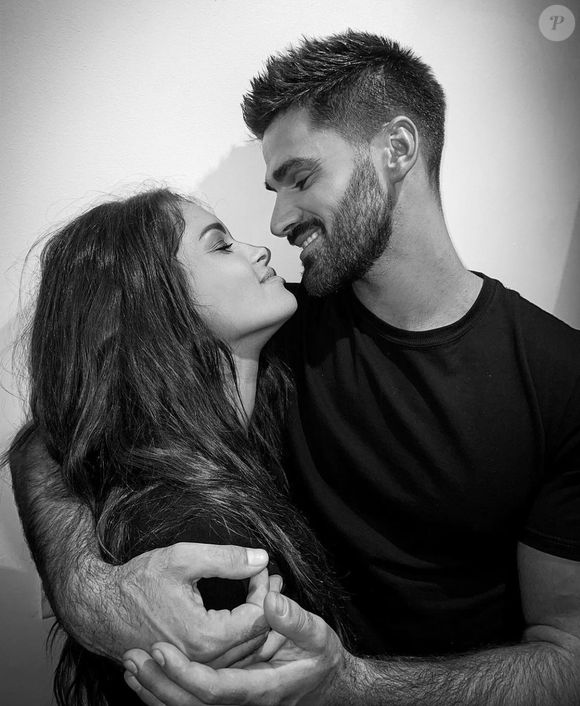 Mais voilà qu'à la naissance, sa fille est venue au monde avec une particularité physique qui a inquiété sa compagne, Jessica Senetaire.

Jessica Senetaire et Jordan Mouillerac.
