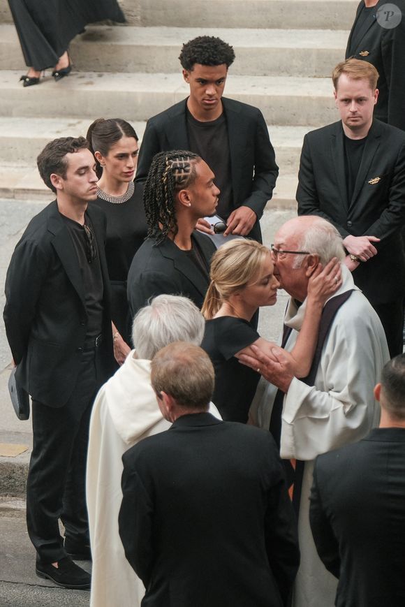 Audrey Crespo-Mara, ses fils Sekou et Lamine, Gaston Ardisson et sa compagne - Sorties des obsèques de Thierry Ardisson en l’église Saint-Roch de Paris, France, le 17 juillet 2025. © Bestimage