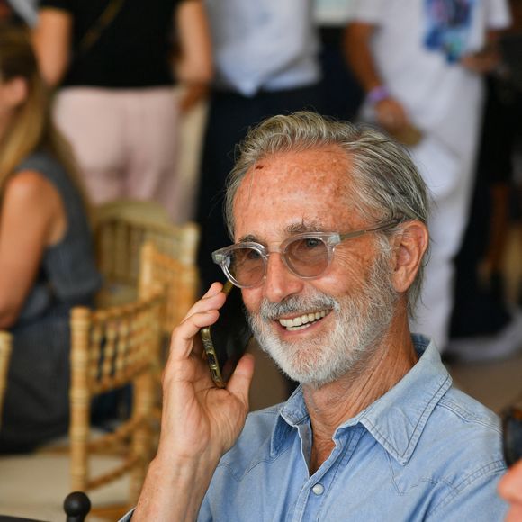 Thierry Lhermitte dans l’espace VIP “le Pavillon Eiffel,” lors de la 12ème édition Longines Paris Eiffel Jumping au pied de la Tour Eiffel sur le Champ-de-Mars à Paris, France le 21 juin 2026 © Perusseau / Veeren / Bestimage