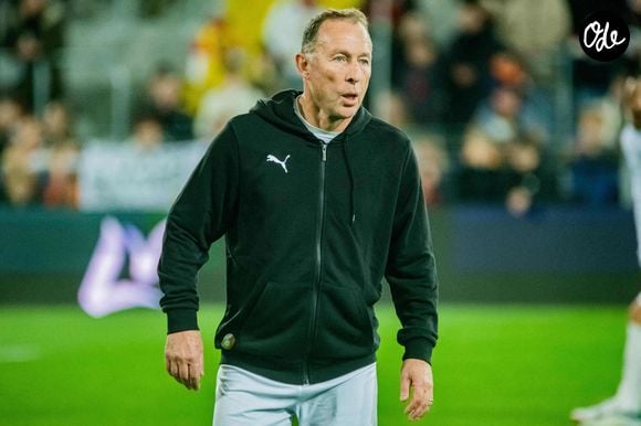 Jean Pierre Papin - Match caritatif opposant les anciens du RC Lens à la Team Légendes (4 - 3), au profit de l’association « Un sourire, un espoir pour la vie », à Lens, le 31 octobre 2023. Des influenceurs et des créateurs de contenu, entre autres, ont également participé à cette rencontre. 
© Baptiste Autissier / Panoramic / Bestimage