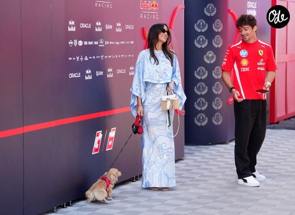 Charles Leclerc, pilote Ferrari, et son épouse Alexandra arrivent accompagnés de leur chien Leo, avant la première séance d'essais libres au Hungaroring, à Mogyorod, près de Budapest, en amont du Grand Prix de Hongrie 2026. DCrédit photo : David Davies/PA Wire.