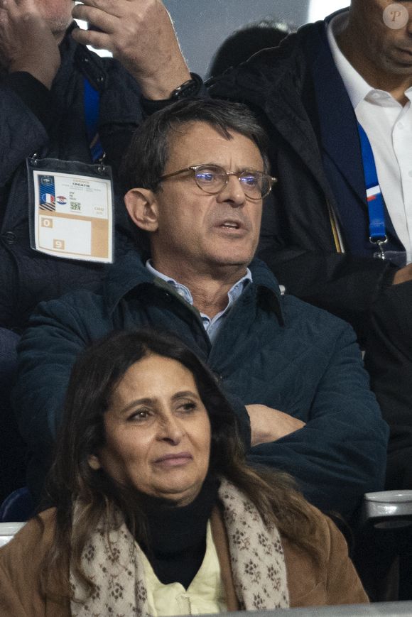 Manuel Valls - Célébrités dans les tribunes du quart de finale de la Ligue des Nations de l'UEFA 2025 "France - Croatie (2-0 / tab 5-4)" au Stade de France à Saint-Denis le 23 mars 2025. © Cyril Moreau/Bestimage