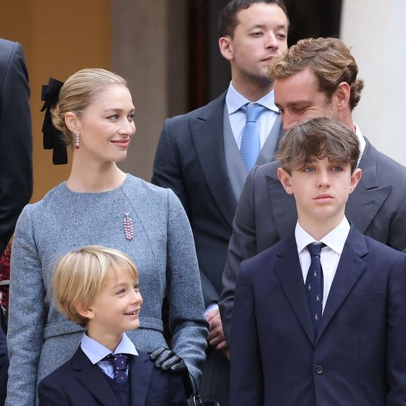Pierre Casiraghi, Beatrice Borromeo, leurs enfants Stefano et Francesco, Charlotte Casiraghi et ses enfants Raphaël Elmaleh, Balthazar Rassam - La famille princière monégasque dans la cour d'honneur du palais lors de la la fête nationale à Monaco le 19 novembre 2025. © Dominique Jacovides - Bruno Bebert / Bestimage