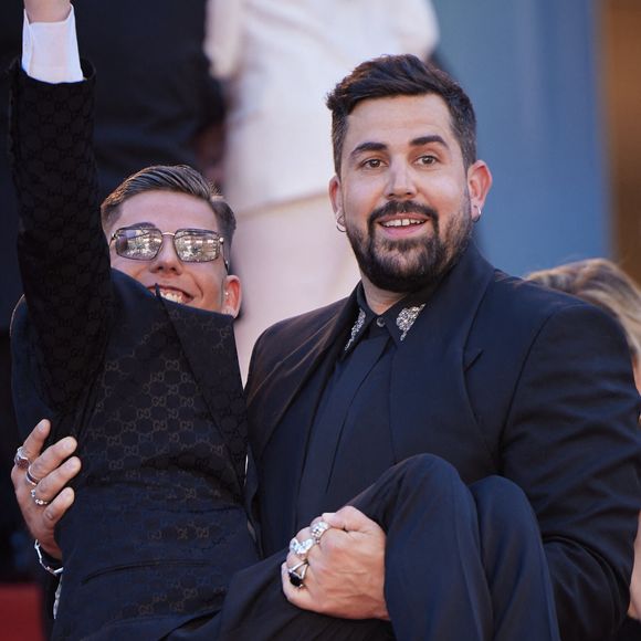 “À Cannes, j’ai aussi croisé des acteurs qui faisaient semblant de ne pas nous connaître”, révèle Artus 

Artus et un des acteurs du film "Un p'tit truc en plus" - Montée des marches du film « Le comte de Monte-Cristo » lors du 77ème Festival International du Film de Cannes, au Palais des Festivals à Cannes. Le 22 mai 2024
© Jacovides-Moreau / Bestimage