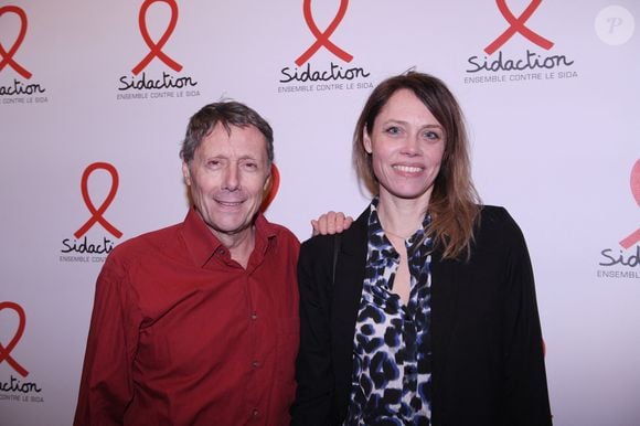 Exceptionnellement, il a accepté d'ouvrir les portes de sa maison située en France.

Antoine de Maximy et sa compagne Magalie - Soirée de lancement du Sidaction 2023 au théâtre Edouard VII à Paris le 6 mars 2023. © Rachid Bellak