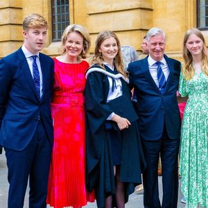 Le roi Philippe, la princesse Éléonore, le prince Emmanuel et la reine Mathilde au théâtre Sheldonian à l'université d'Oxford, à l'occasion de la cérémonie de graduation de la princesse Elisabeth. Le 23 juillet 2024. Backgrid USA / Bestimage



Pictured: Queen Mathilde (La reine Mathilde de Belgique), Princess Eleonore (La princesse Eléonore de Belgique), Prince Emmanuel (Le prince Emmanuel de Belgique), Princess Elisabeth (La princesse Élisabeth de Belgique, duchesse de Brabant), King Philippe (Le roi Philippe de Belgique)
