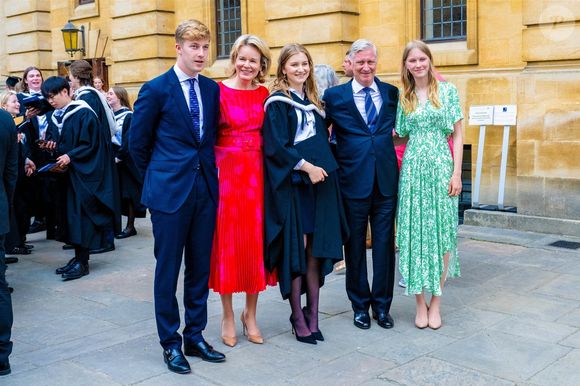 Le roi Philippe, la princesse Éléonore, le prince Emmanuel et la reine Mathilde au théâtre Sheldonian à l'université d'Oxford, à l'occasion de la cérémonie de graduation de la princesse Elisabeth. Le 23 juillet 2024. Backgrid USA / Bestimage



Pictured: Queen Mathilde (La reine Mathilde de Belgique), Princess Eleonore (La princesse Eléonore de Belgique), Prince Emmanuel (Le prince Emmanuel de Belgique), Princess Elisabeth (La princesse Élisabeth de Belgique, duchesse de Brabant), King Philippe (Le roi Philippe de Belgique)