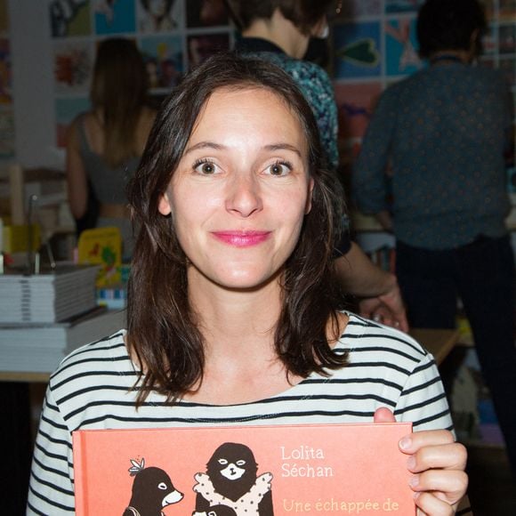 Elle est romancière et scénariste de BD

Lolita Sechan lors du Festival du livre de Paris le 23 avril 2022 à Paris, France. Photo par Nasser Berzane/ABACAPRESS.COM