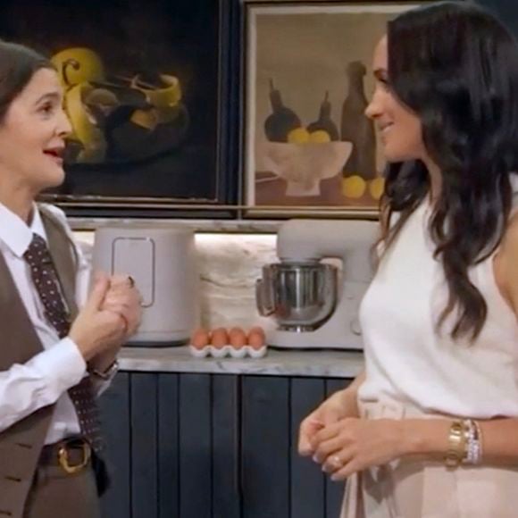Meghan Markle, duchesse de Sussex voit une photo de Drew avec la princesse Diana dans le Drew Barrymore Show. - Pictures must credit: The Drew Barrymore Show / Paramount Plus

©JLPPA / Bestimage